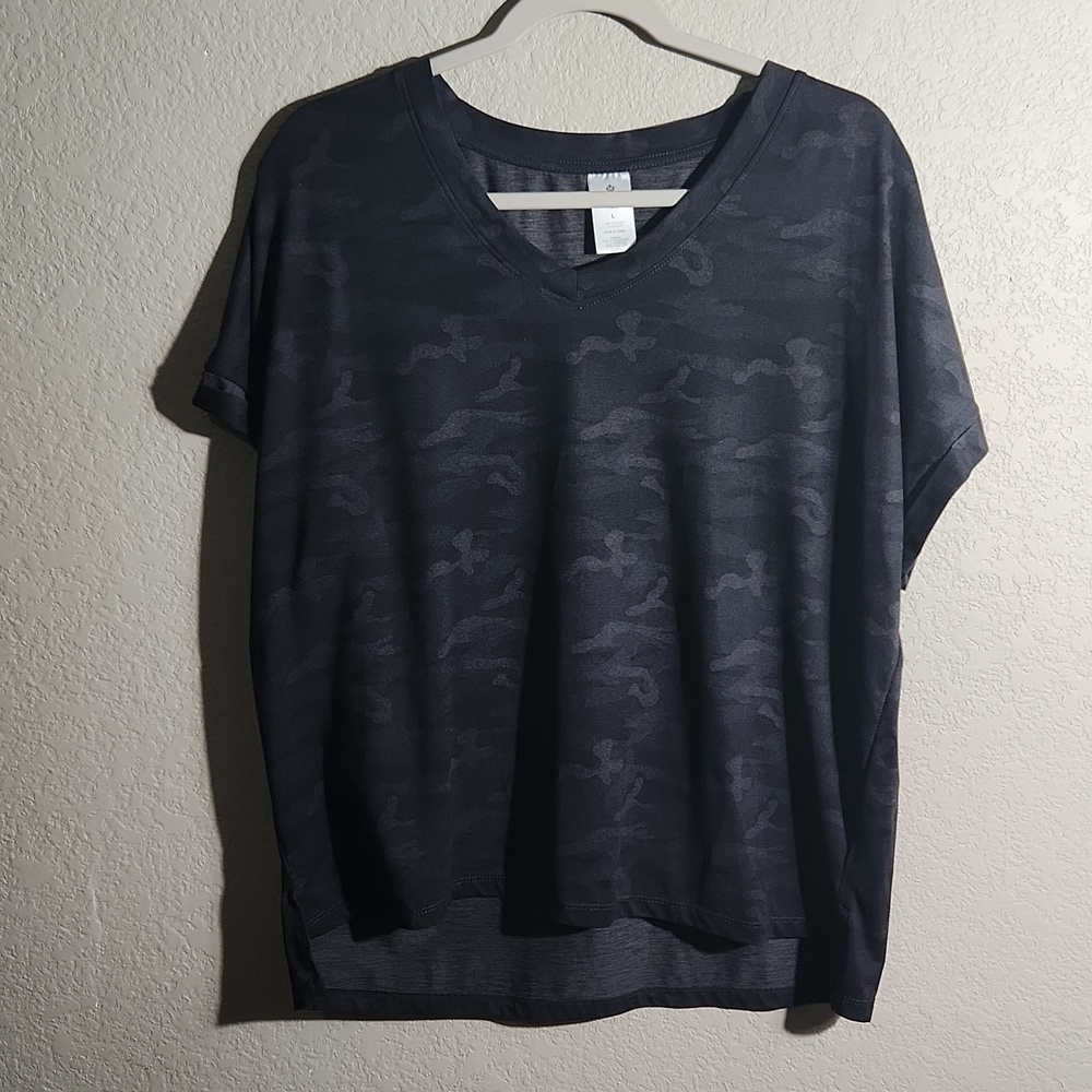 Makers Top womens soft Tee size Large shirt camo high low
